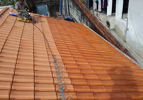 Aplicação de resina em telhado da região no Carapicuíba